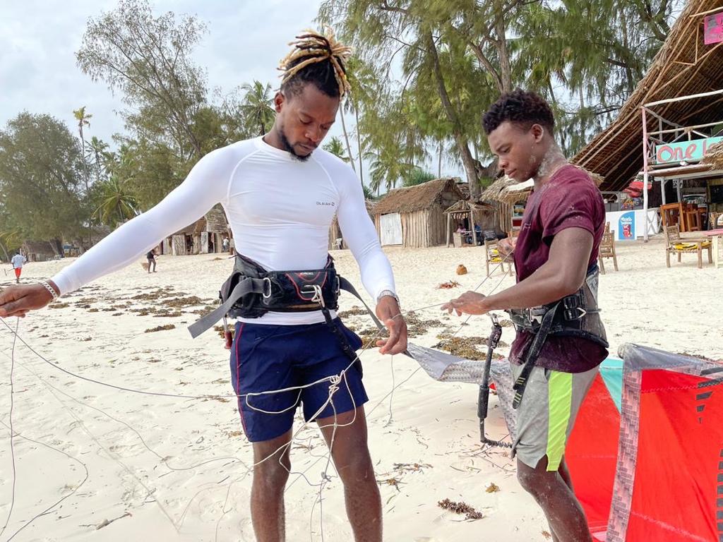 Kite surf rider sea breeze kite school mnemba muyuni matemwe zanzibar group lesson